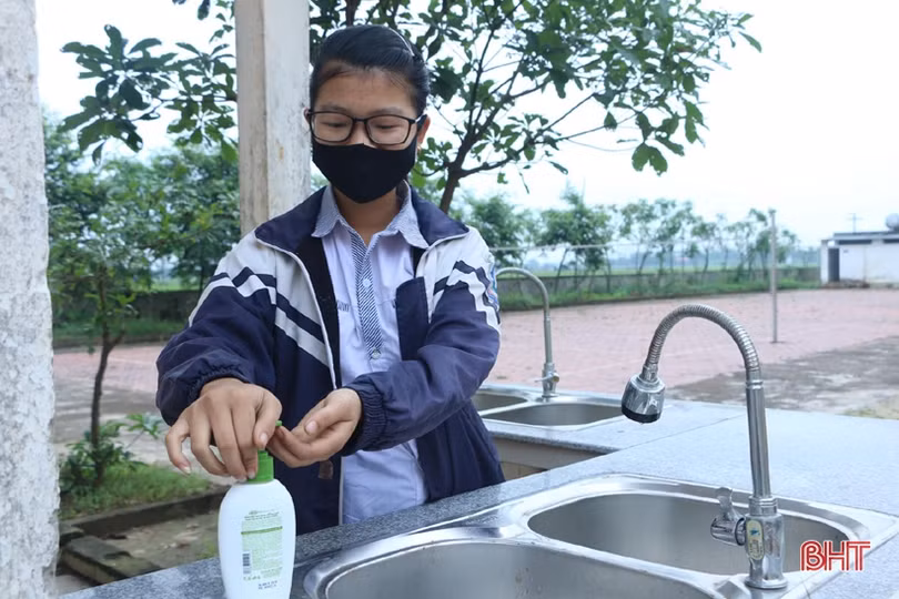 Học sinh lớp 9, 12 ở Hà Tĩnh trở lại trường: Đo thân nhiệt, rửa tay sát khuẩn, bố trí giãn cách an toàn