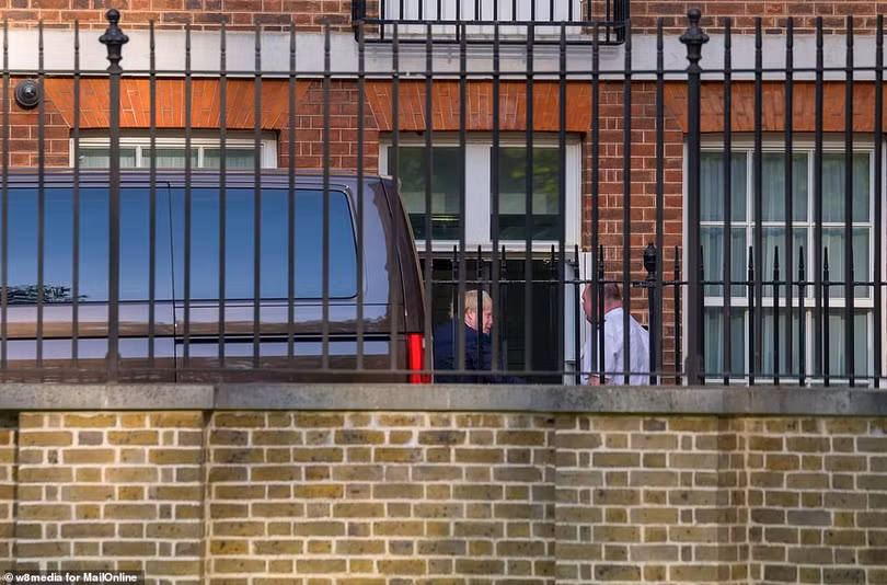 Ông Boris Johnson có mặt ở Dinh Thủ tướng Anh trước khi chính thức quay lại làm việc vào hôm nay