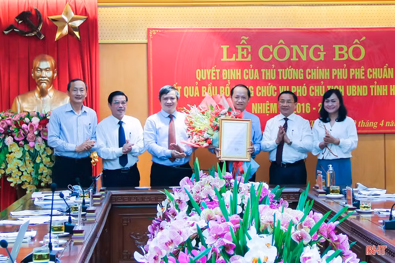 Công bố quyết định của Thủ tướng phê chuẩn kết quả bầu bổ sung chức vụ Phó Chủ tịch UBND tỉnh Hà Tĩnh