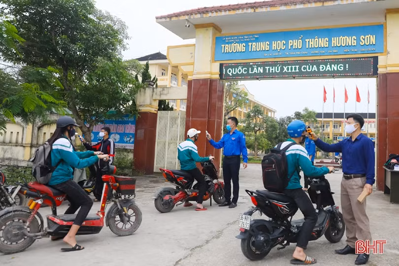 Học sinh lớp 9, 12 ở Hà Tĩnh trở lại trường: Đo thân nhiệt, rửa tay sát khuẩn, bố trí giãn cách an toàn