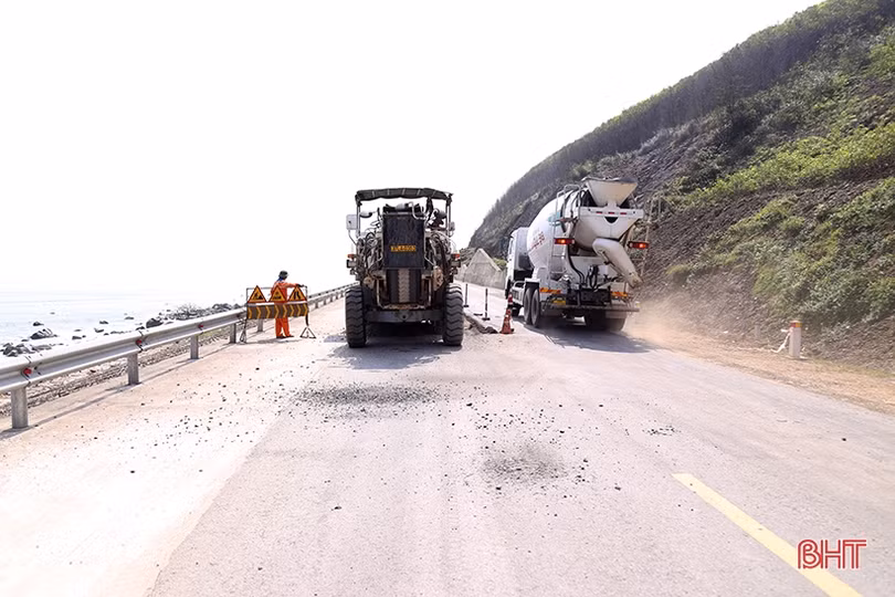 Vì sao phải thảm lại gần 2 km tuyến đường ven biển Hà Tĩnh?