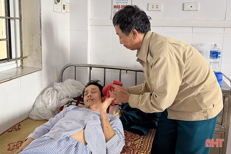 MS2306: Người cha khốn khổ nhìn con đau đớn vì bệnh tật