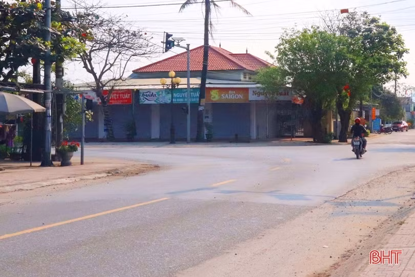 Đèn giao thông ở phố biển Thiên Cầm “có cũng như không”!