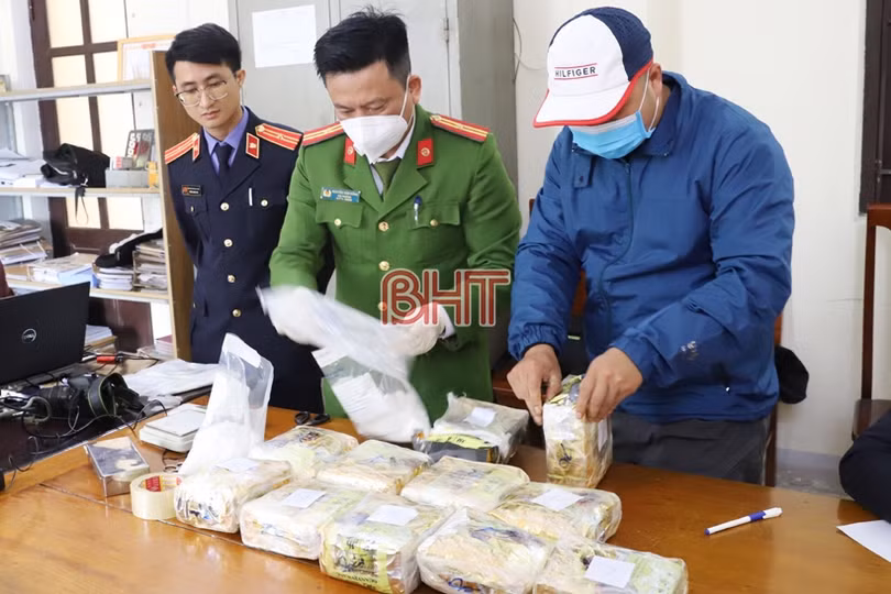 Hà Tĩnh: Bắt giữ đối tượng vận chuyển 11 kg ma túy đá trên taxi