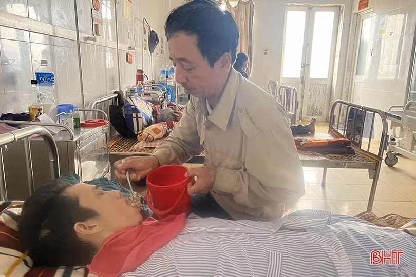 MS2306: Người cha khốn khổ nhìn con đau đớn vì bệnh tật