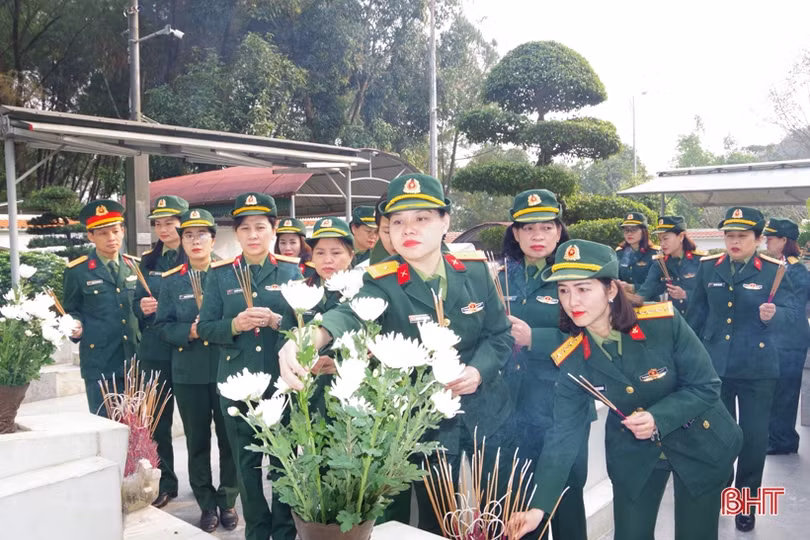 Phụ nữ LLVT Hà Tĩnh trồng 60 cây ban tím tại Khu di tích Ngã ba Đồng Lộc