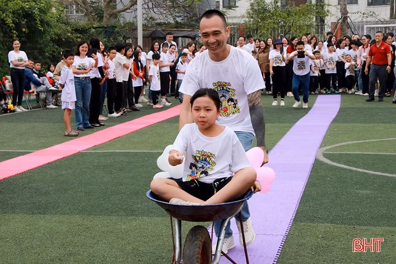 Vui nhộn với chương trình “Cùng con khôn lớn” của học sinh, phụ huynh iSchool Hà Tĩnh