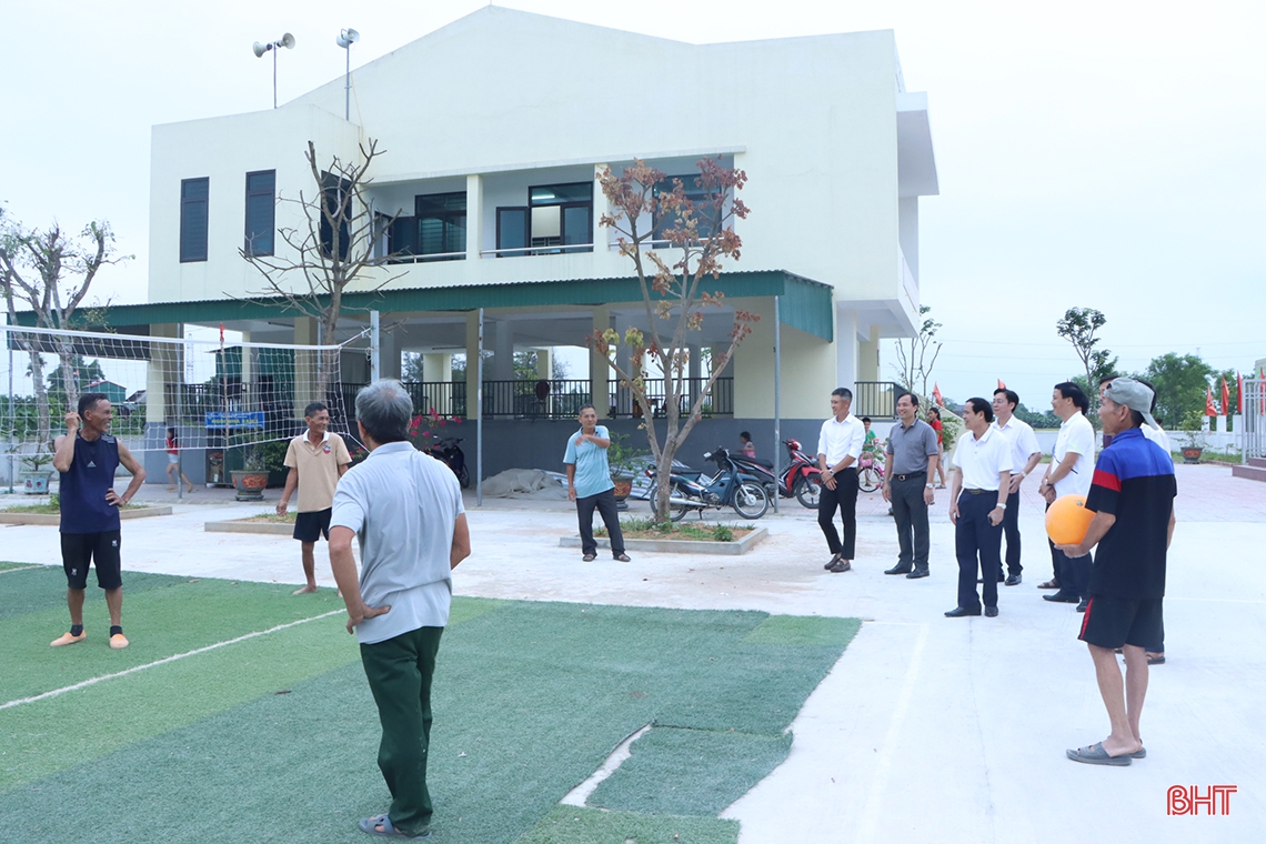 Người dân phấn khởi đón tiếp Bí thư Tỉnh ủy và cầu thủ Công Vinh đến kiểm tra nhà văn hóa cộng đồng