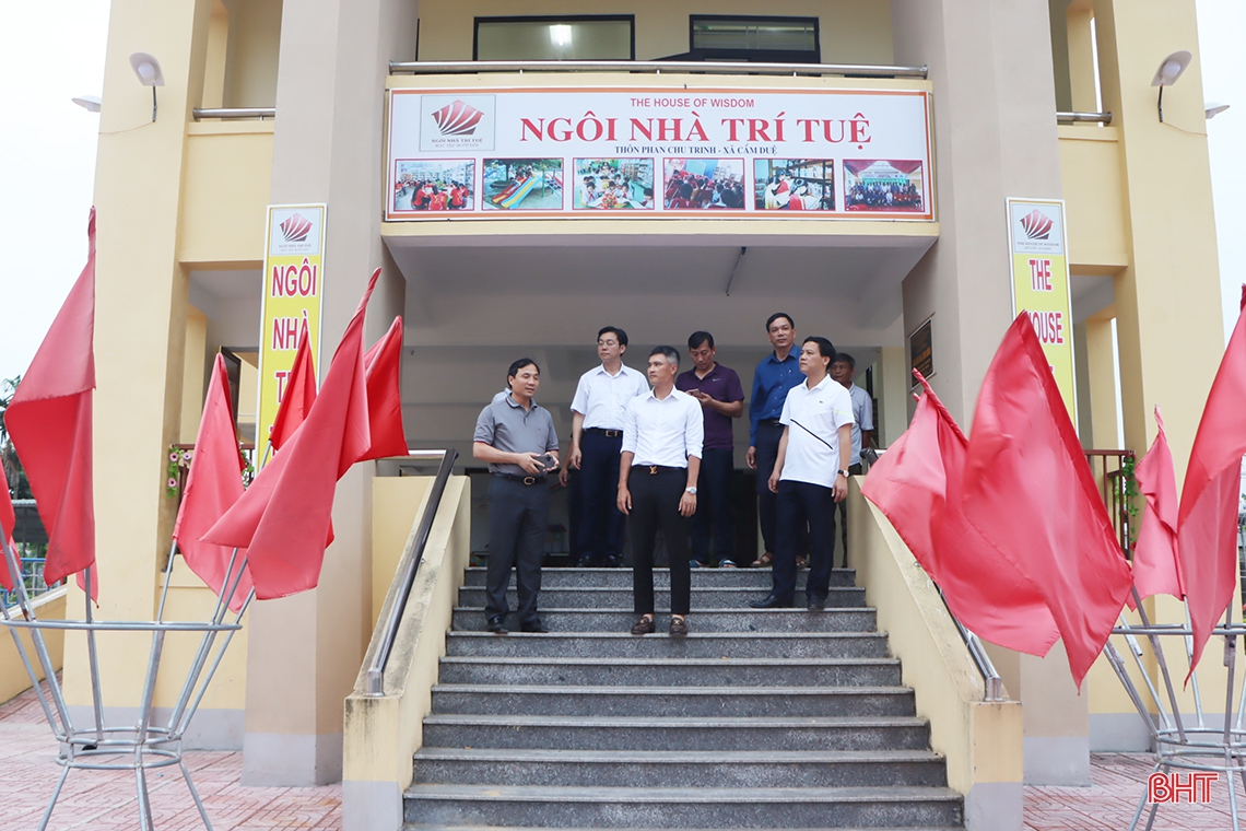 Người dân phấn khởi đón tiếp Bí thư Tỉnh ủy và cầu thủ Công Vinh đến kiểm tra nhà văn hóa cộng đồng