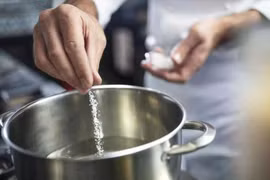 Ăn quá nhạt kéo dài có thể gây hại không?
