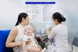 Việt Nam lần đầu có vaccine phòng bệnh tay chân miệng