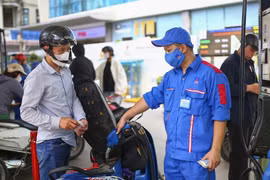 Giá xăng tăng, dầu giảm