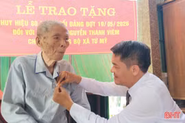 Các địa phương trao huy hiệu Đảng dịp 19/5