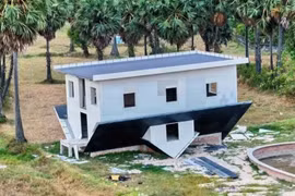 Căn nhà úp ngược gây tò mò ở An Giang