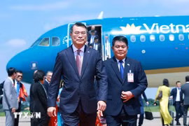 Thủ tướng Lê Minh Hưng đến thủ đô Vientiane bắt đầu thăm chính thức Lào