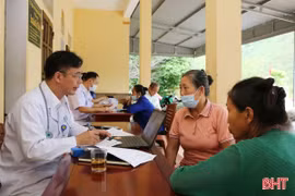 Khám sàng lọc bệnh lao cho bà con dân tộc Chứt 