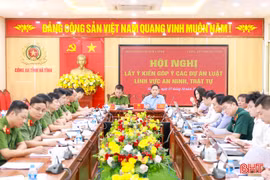 đồng chí Trần Đình Gia – Phó Trưởng đoàn chuyên trách Đoàn ĐBQH tỉnh phát biểu ý kiến tại hội nghị