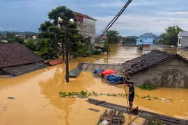 Lạng Sơn ngập sâu sau mưa lớn, có nơi nước dâng sát mái nhà