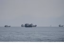 Iran lên "danh sách đen" tàu bị cấm qua eo biển Hormuz