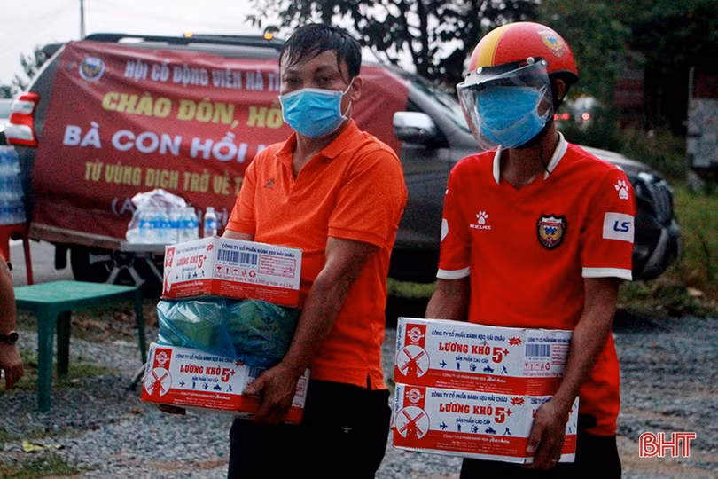 Hội Cổ động viên Hà Tĩnh trao quà hỗ trợ người dân ở các tỉnh phía Nam hồi hương