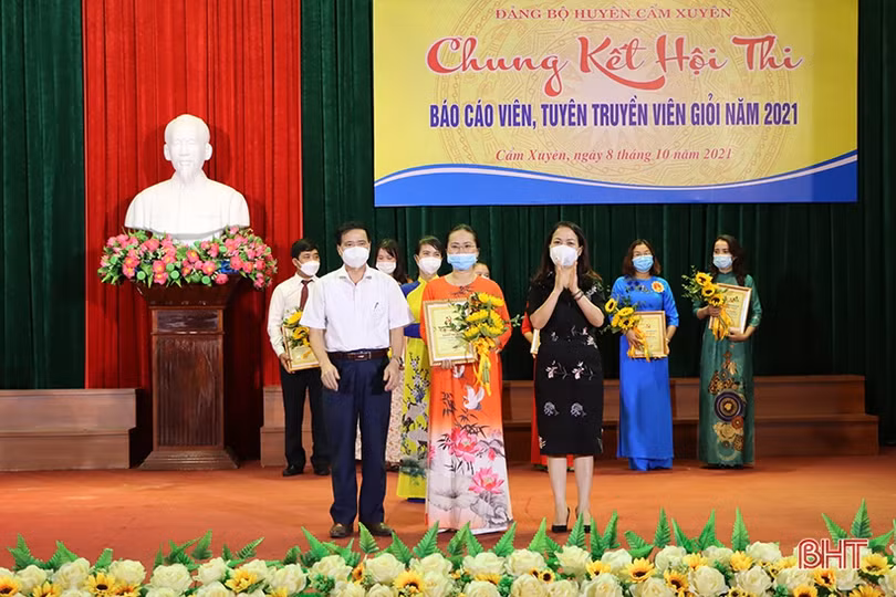 Cán bộ xã Cẩm Duệ nhất hội thi báo cáo viên, tuyên truyền viên giỏi huyện Cẩm Xuyên