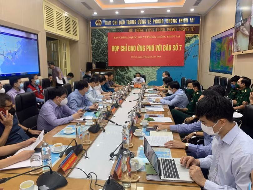 Phó Thủ tướng Lê Văn Thành chủ trì cuộc họp Ban Chỉ đạo Ban chỉ đạo Quốc gia phòng chống thiên tai triển khai công tác phòng chống mưa bão. Ảnh VGP/Đức Tuân Phó Thủ tướng Lê Văn Thành chủ trì họp khẩn ứng phó mưa bão