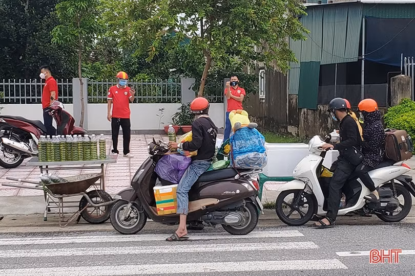 Hội Cổ động viên Hà Tĩnh trao quà hỗ trợ người dân ở các tỉnh phía Nam hồi hương
