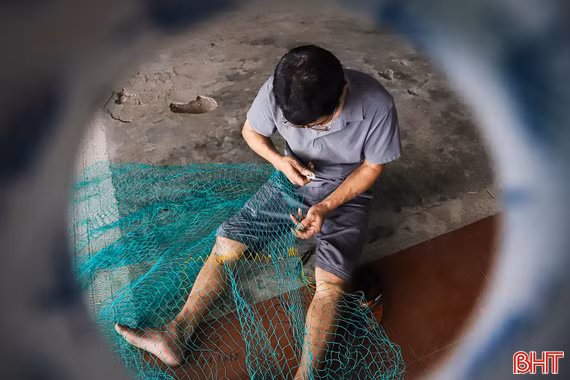 Hơn 30 năm giữ nghề vá lưới ở vùng biển Thiên Cầm