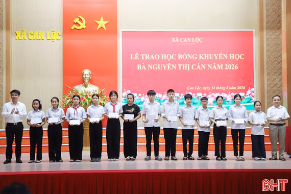 Trao 45 suất học bổng cho học sinh nghèo vượt khó học giỏi ở xã Can Lộc