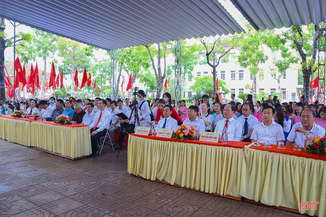 Lãnh đạo Hà Tĩnh chung vui lễ khai giảng năm học mới 2022 - 2023