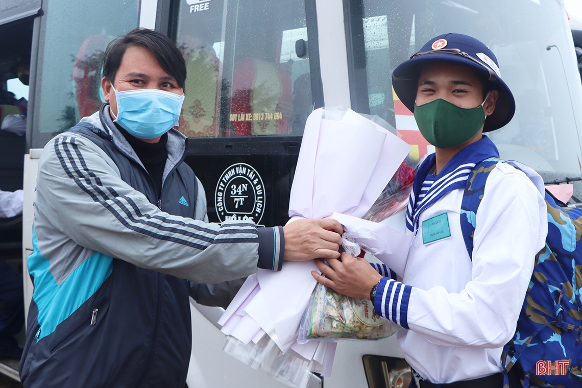 Bí thư Tỉnh ủy Hà Tĩnh Hoàng Trung Dũng dự lễ giao quân tại huyện Cẩm Xuyên