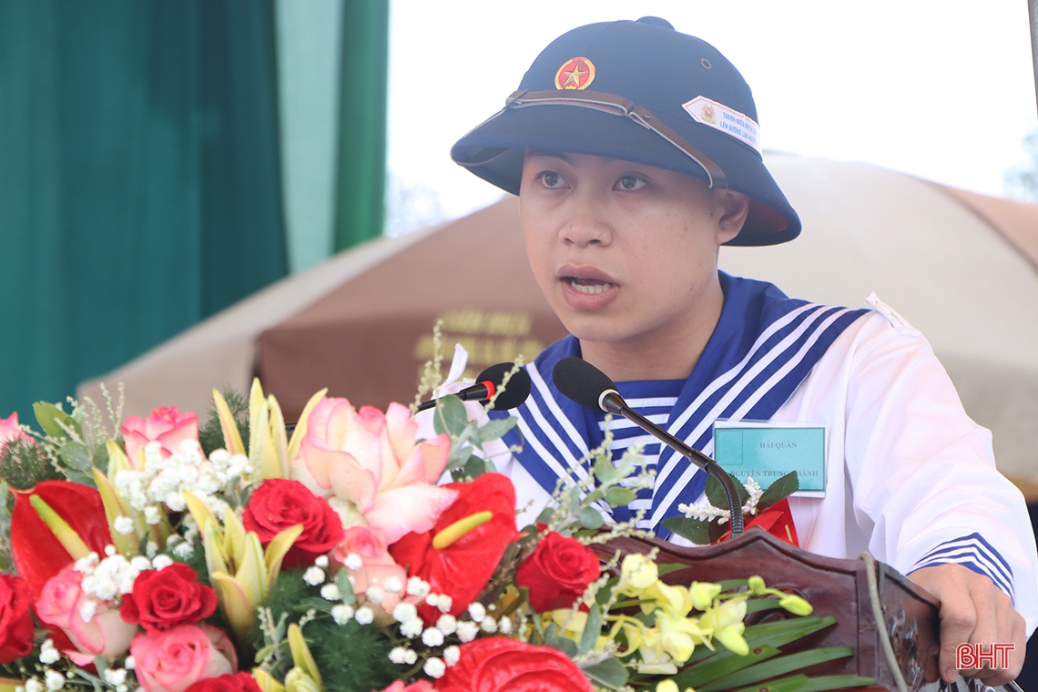 Bí thư Tỉnh ủy Hà Tĩnh Hoàng Trung Dũng dự lễ giao quân tại huyện Cẩm Xuyên