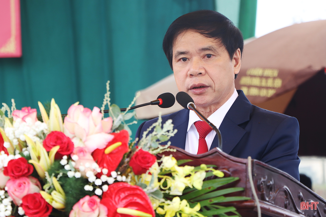Bí thư Tỉnh ủy Hà Tĩnh Hoàng Trung Dũng dự lễ giao quân tại huyện Cẩm Xuyên