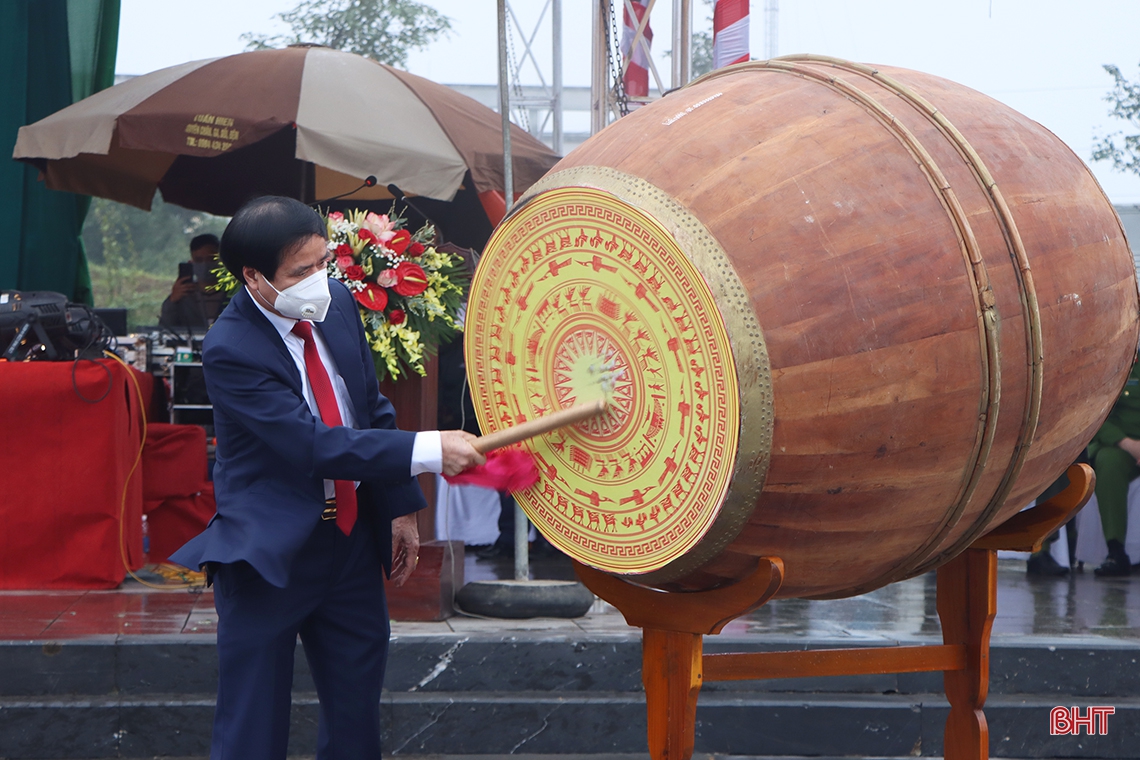 Bí thư Tỉnh ủy Hà Tĩnh Hoàng Trung Dũng dự lễ giao quân tại huyện Cẩm Xuyên