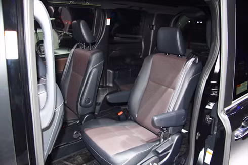 toyota voxy 2017 mpv dan anh cua innova trinh lang