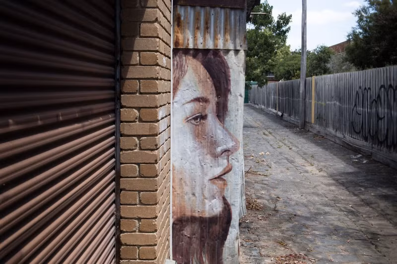 nghe si ve tranh graffiti ben trong nhung ngoi nha hoang