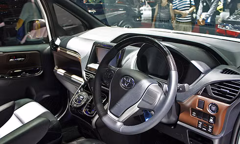toyota voxy 2017 mpv dan anh cua innova trinh lang