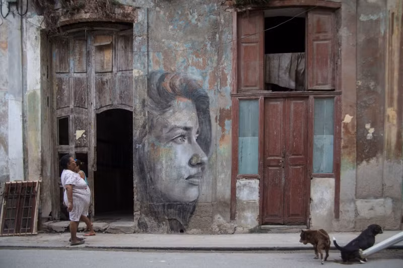 nghe si ve tranh graffiti ben trong nhung ngoi nha hoang