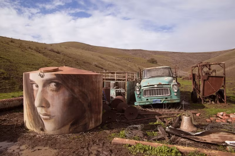 nghe si ve tranh graffiti ben trong nhung ngoi nha hoang