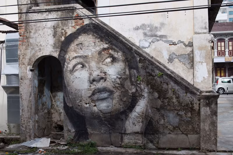 nghe si ve tranh graffiti ben trong nhung ngoi nha hoang