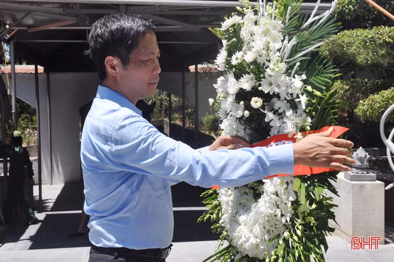 Bộ trưởng Bộ Công thương dâng hương tại Ngã ba Đồng Lộc, trao 400 triệu đồng cho Quỹ Đền ơn đáp nghĩa Hà Tĩnh