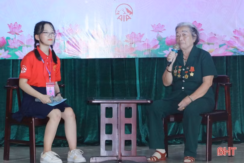 Hơn 180 đại biểu Cháu ngoan Bác Hồ giao lưu “Tiếp lửa truyền thống” với cựu TNXP Hà Tĩnh