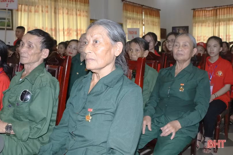 Hơn 180 đại biểu Cháu ngoan Bác Hồ giao lưu “Tiếp lửa truyền thống” với cựu TNXP Hà Tĩnh