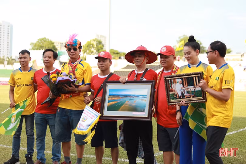 Cổ động viên Hà Tĩnh và Nghệ An cùng diễu hành tiếp lửa cho derby