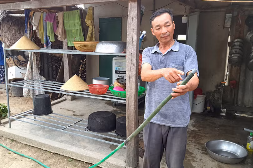 Giếng cạn, hàng trăm người dân vùng thượng ở Hà Tĩnh “liều” gánh nước suối ô nhiễm về dùng