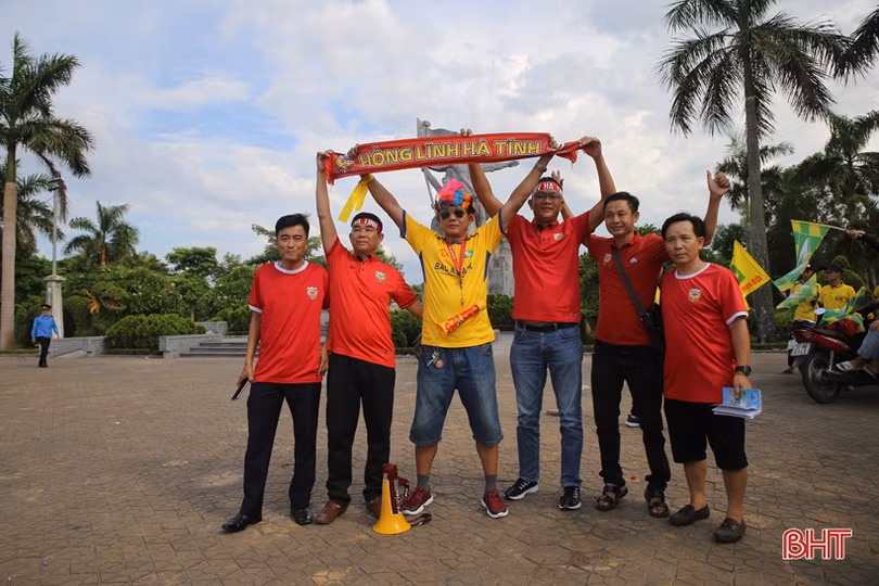 Cổ động viên Hà Tĩnh và Nghệ An cùng diễu hành tiếp lửa cho derby