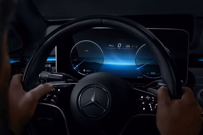 Khoang lái hiện đại của Mercedes S-Class 2021 lần đầu lộ diện