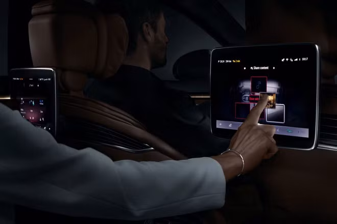 Khoang lái hiện đại của Mercedes S-Class 2021 lần đầu lộ diện