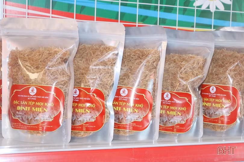 Ấn tượng gian hàng trưng bày sản phẩm nông nghiệp chào mừng Đại hội Đảng của huyện miền núi Hà Tĩnh