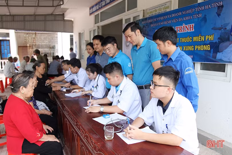 Khám, cấp phát thuốc cho cựu thanh niên xung phong, thương bệnh binh Hà Tĩnh
